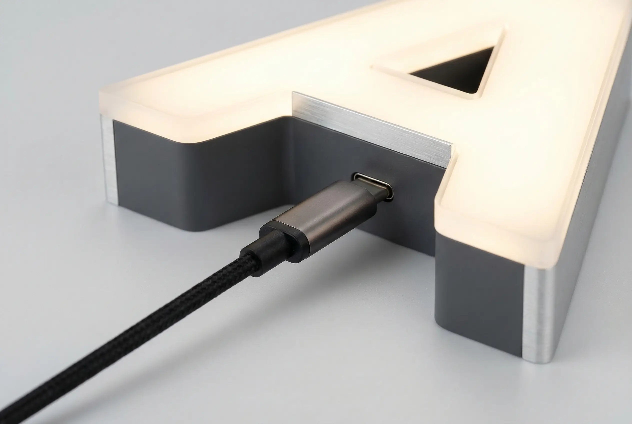 USB-C priključak na osvetljenom natpisu