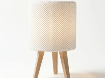 Dekorativna Stona Lampa — Organicka Silueta sa Talasastim Oblicima